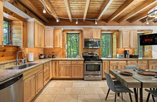 Springtown Cama Y Desayuno | Ultimate Cabin Getaway w/ Hot Tub, Fire Pit and Lake to Recharge and Unwind!