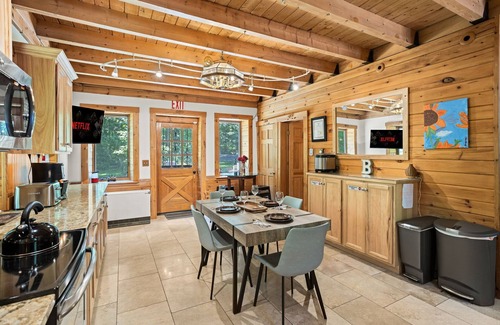 Springtown Cama Y Desayuno | Ultimate Cabin Getaway w/ Hot Tub, Fire Pit and Lake to Recharge and Unwind!