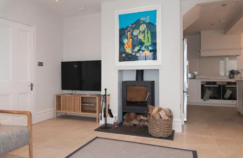Kingsbridge Casa | Ultimate Coastal Luxury - 5 Bed, Spacious, Parking, Hot Tub