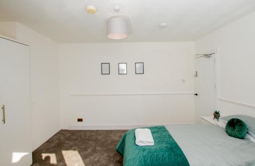 London Borough of Bromley Casa | Ultimate Comfort 4-Bedroom Property for 7 People