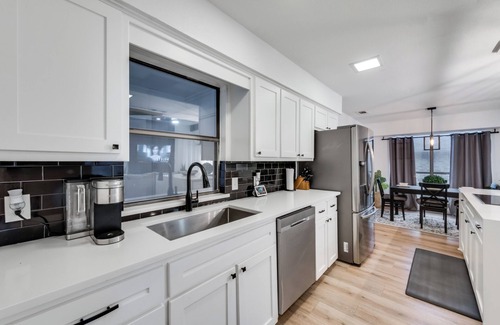 Southwest Carrollton Casa | Ultimate Comfort & Modern Elegance in our Renovated Pool House with Hot Tub