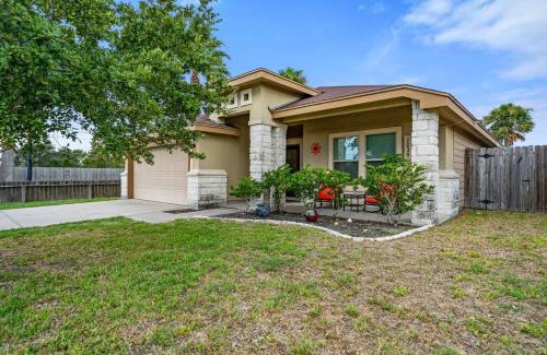 Flour Bluff Casa | Ultimate Comfort & Relaxation- Palm Family Oasis
