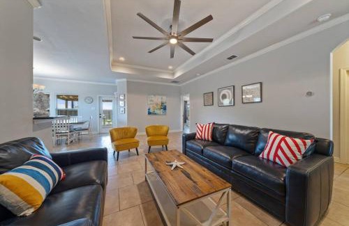 Flour Bluff Casa | Ultimate Comfort & Relaxation- Palm Family Oasis
