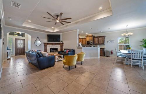 Flour Bluff Casa | Ultimate Comfort & Relaxation- Palm Family Oasis
