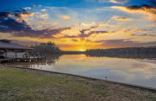 Milledgeville Casa | Ultimate Family Fun Lakehouse with pool and dock
