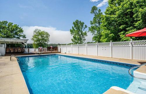 Milledgeville Casa | Ultimate Family Fun Lakehouse with pool and dock