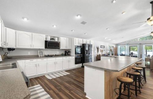Milledgeville Casa | Ultimate Family Fun Lakehouse with pool and dock