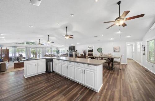 Milledgeville Casa | Ultimate Family Fun Lakehouse with pool and dock