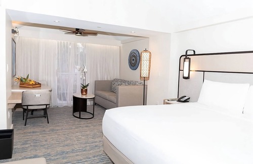 Isla Verde Hotel | Ultimate Family Getaway Mins from Airport | Beachfront Resort w/ Outdoor Pool