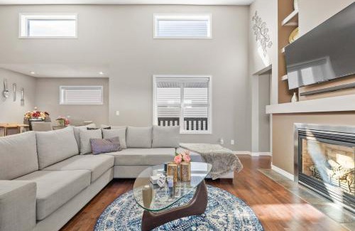 Calgary Casa | Ultimate Family Getaway- Large 4BR Oasis Near Airport w FREE Banff Pass, Wine, Parking & Netflix!
