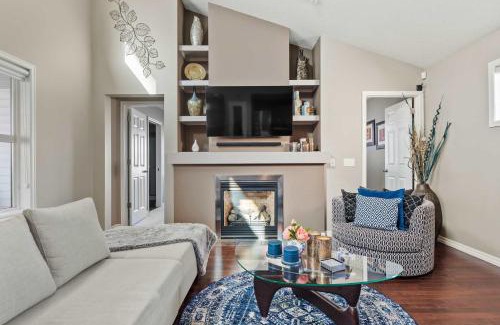 Calgary Casa | Ultimate Family Getaway- Large 4BR Oasis Near Airport w FREE Banff Pass, Wine, Parking & Netflix!