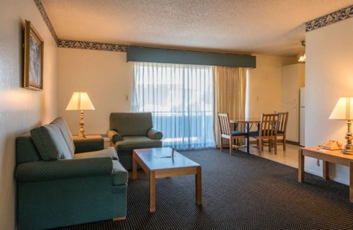 East End Apartamento | Ultimate Family Vacation! Pool, Free Parking, Free Breakfast!