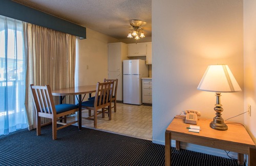East End Apartamento | Ultimate Family Vacation! Pool, Free Parking, Free Breakfast!