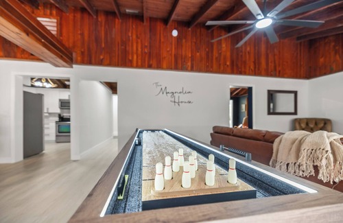 Alva Casa | Ultimate Farmhouse Getaway: Shuffleboard, Lounge, Fire-pit & More!