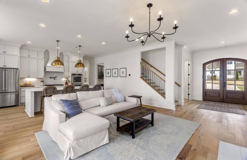 Auburn Casa | Ultimate Game Day House! Outdoor Grill 🍔 65” Smart Tv 🐅 King Suite 🚲 Peloton
