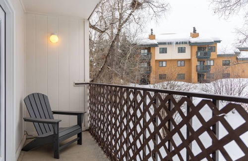Steamboat Springs Hotel | Ultimate Getaway! Spacious Unit, Close to Yampa River Botanic Park, Hot tub, Jacuzzi, Free Shuttle Service!