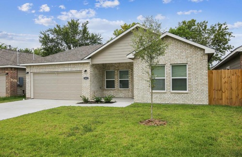 Southeast Houston Villa | Ultimate Getaway-Pool-Games-Hookah-Downtown Htx