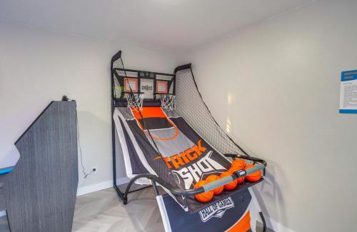 Middletown Casa | Ultimate Getaway: Spa Game Rooms Firepit Views