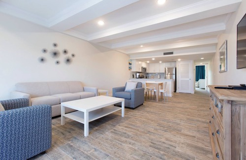 Indian Shores Hotel | Ultimate Getaway! 2 Serene Units, Bbq Facilities, Outdoor Fireplace, Kitchen, Pool, Golf