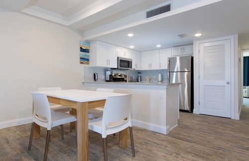 Indian Shores Hotel | Ultimate Getaway! 2 Serene Units, Bbq Facilities, Outdoor Fireplace, Kitchen, Pool, Golf