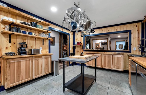 Talking Rock Cabina | Ultimate Getaway w/Pool, Game Room & Custom Bar!