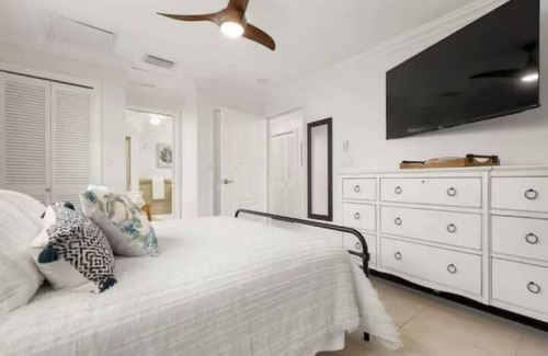 Anona Casa | Ultimate in Luxury 5 bedroom on canal living W pool