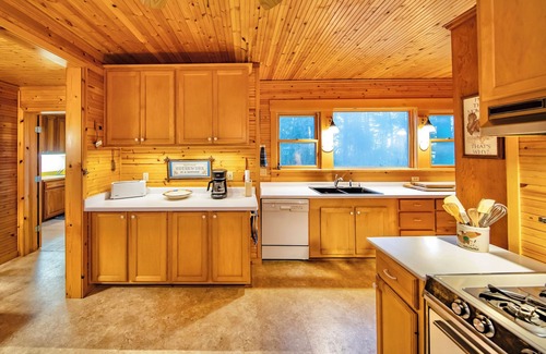 Eagle River Casa | Ultimate Lakefront Getaway: 3 Piers, Wildlife Adventures, & Spectacular Sunsets!