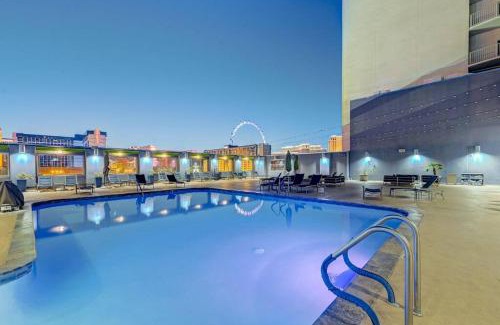 Las Vegas Apartamento | Ultimate Las Vegas Getaway One Bedroom Suite with Balcony, Kitchen, Gym, Pool & Free Parking