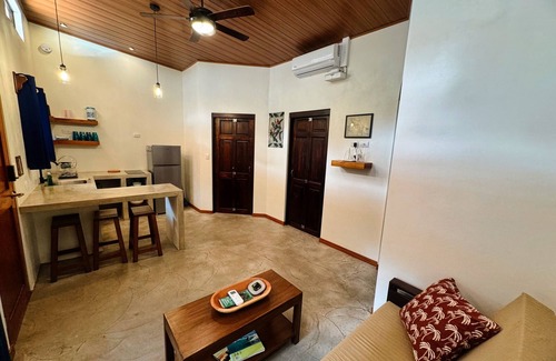 Pavones Casa | Two Bedroom-Bungalow-De Lujo-Baño en la habitacion-Vista a la Piscina