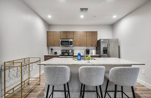 South Mountain Apartamento | Ultimate Luxury Getaway: Poolside Paradise with Private Garage