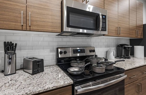 South Mountain Apartamento | Ultimate Luxury Getaway: Poolside Paradise with Private Garage