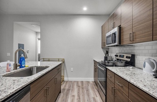 South Mountain Apartamento | Ultimate Luxury Getaway: Poolside Paradise with Private Garage