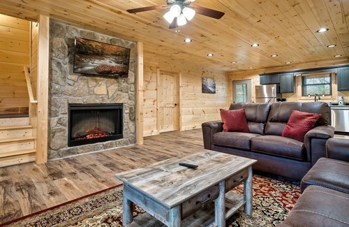 Sevierville Cabina | Ultimate Privacy! Hot Tub and Fun Game Room