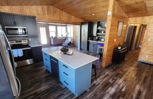 Arnes Cabaña | Ultimate vacation lodge in cottage country, short walk to sandy beach
