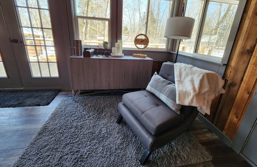 Arnes Cabaña | Ultimate vacation lodge in cottage country, short walk to sandy beach