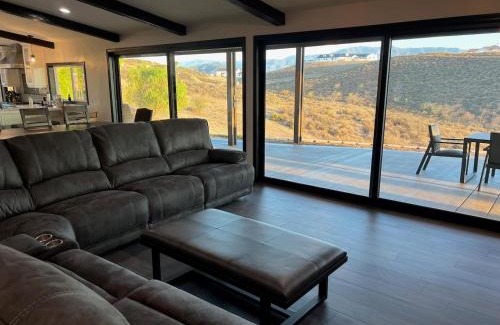 Temecula Casa | Ultimate Winery Getaway With Spa And Amazing Hilltop View