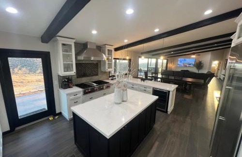 Temecula Casa | Ultimate Winery Getaway With Spa And Amazing Hilltop View