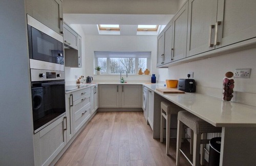 Van Casa | Ultra Modern 3 BR with Garden