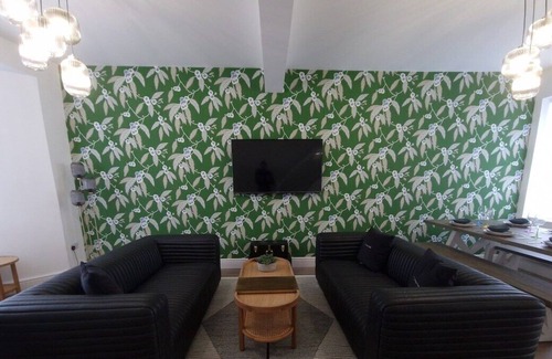 Van Casa | Ultra Modern 3 BR with Garden
