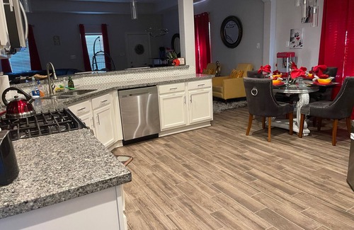 Southeast Houston Casa | Ultra Chic 3/2 Home w/Hot Spa-Mins from Downtown and NRG stadium.