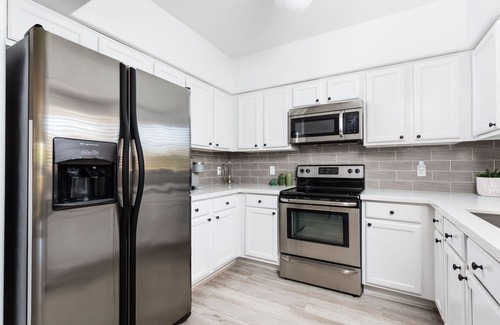 North Scottsdale Condominio | MAGNÍFICO - SOLO SE REMODELÓ - ¡Camine a la tienda de comestibles, restaurantes, café y compras!