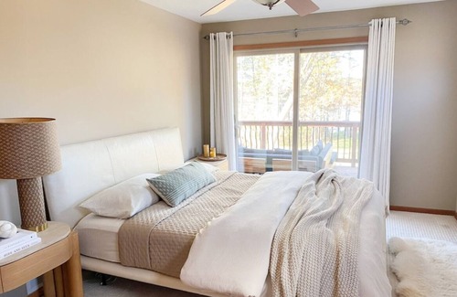 Star Prairie Casa | Ultra Comfy Cabin on Quiet Lake w/ outdoor Hot Tub and Chef's Kitchen