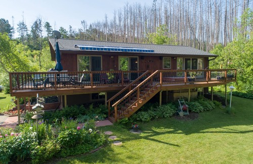 Star Prairie Casa | Ultra Comfy Cabin on Quiet Lake w/ outdoor Hot Tub and Chef's Kitchen