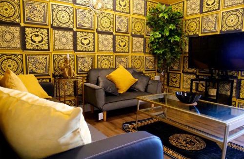 Rotherham Apartamento | Ultra Deluxe Versace Apartment Near Sheffield FULL SKY TV