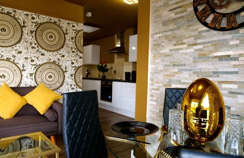 Rotherham Apartamento | Ultra Deluxe Versace Apartment Near Sheffield