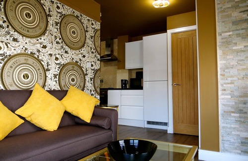 Rotherham Apartamento | Ultra Deluxe Versace Apartment Near Sheffield