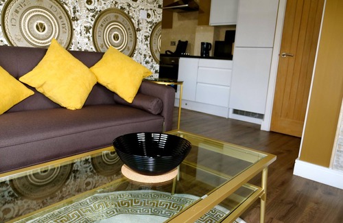 Rotherham Apartamento | Ultra Deluxe Versace Apartment Near Sheffield