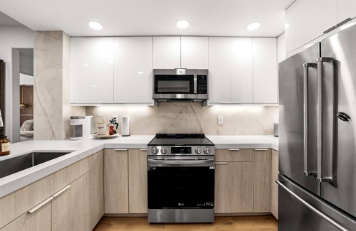 Airport Area Condominio | Ultra Lux Oasis - completely remodeled, gated community
