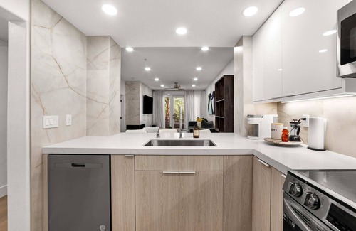 Airport Area Condominio | Ultra Lux Oasis - completely remodeled, gated community