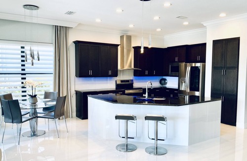 Naples Casa | ¡Ultra Luxury 6 Star Executive Waterfront Home! ¡Chic europeo! Piscina privada y spa